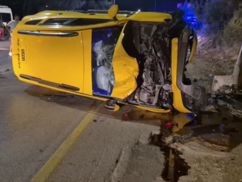 Tali yoldan çıkan motosiklete taksi çarptı: Yaklaşık 100 metre sürüklendiler