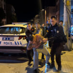 Alkolmetreyi reddedip ortaligi birbirine katti polise direnen surucuye biber gazli mudahale A6EfnTib